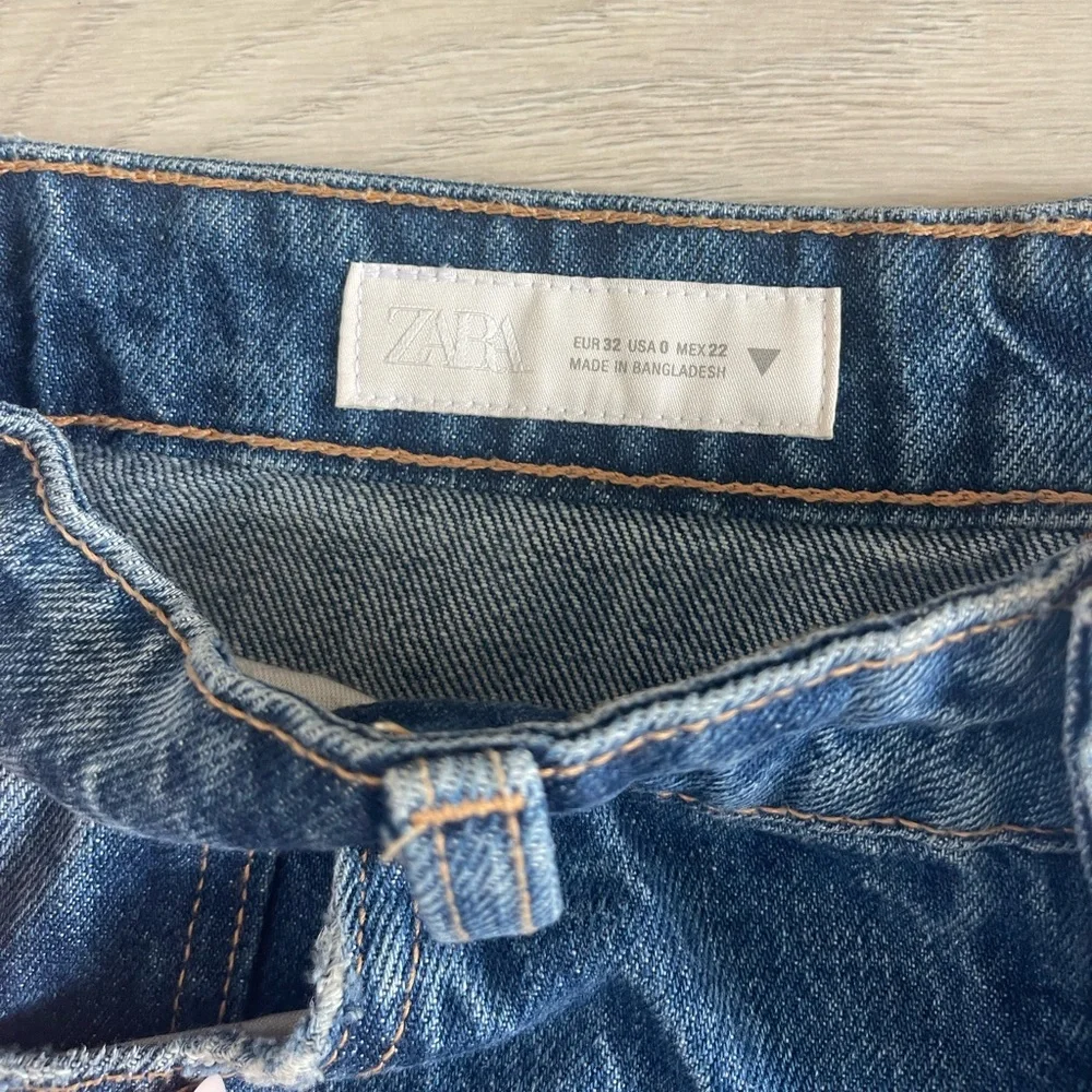 ZARA Mid Rise Barrel Jeans - Picture 2 of 5